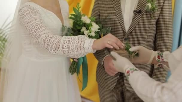 Молодята. Кавказький наречений з нареченою обмінюються перснями на церемонії. Весільна пара. Повільний рух - Кадри, відео