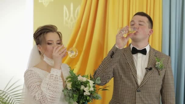 Молодята. Кавказький наречений з нареченою п'є шампанське і цілується на церемонії. Весільна пара - Кадри, відео