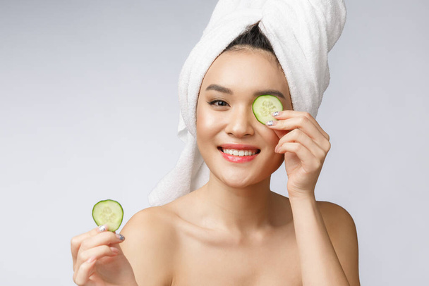 Belleza joven asiático mujeres cuidado de la piel imagen con pepino en blanco fondo estudio
. - Foto, imagen