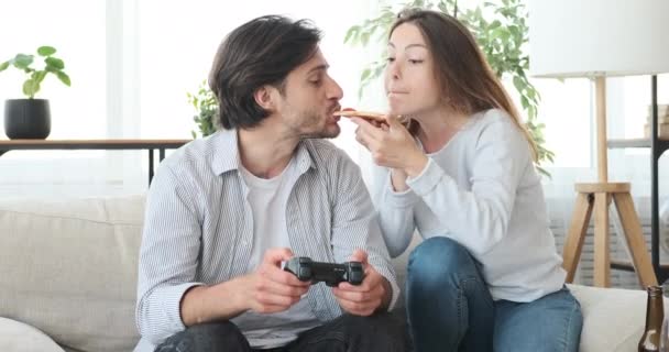 Couple fou jouer à un jeu vidéo à la maison - Séquence, vidéo
