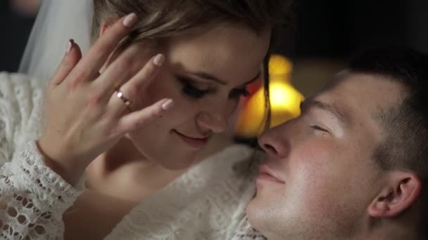 Frisch verheiratet. Kaukasischer Bräutigam mit Braut, die sich drinnen küsst. Hochzeitspaar. Mann und Frau verliebt - Filmmaterial, Video