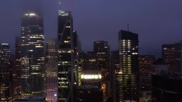 Τεχνολογική πόλη, ΗΠΑ. Κινηματογραφική κεραία της όμορφης πόλης του Σαν Φρανσίσκο τη νύχτα - Πλάνα, βίντεο