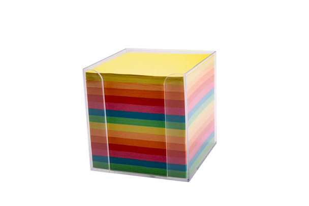 Caja de notas con papeles de colores aislados sobre fondo blanco
 - Foto, Imagen