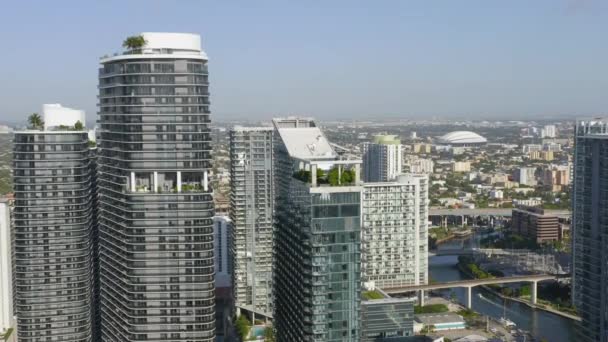 4K tiro aéreo de topos de edifícios de negócios modernos com escritórios, Miami EUA
 - Filmagem, Vídeo