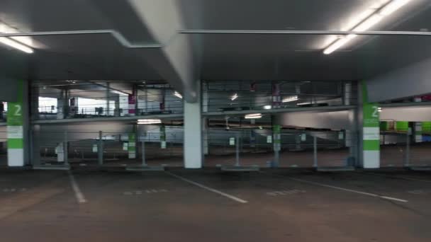 コロナウイルスCovid-19発生隔離中の空の駐車場の建物。4K  - 映像、動画