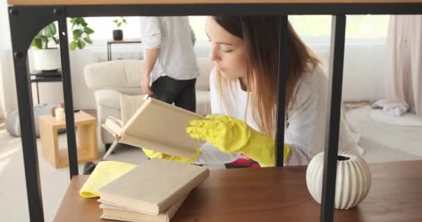 Couple nettoyage étagère et plancher d'aspiration à la maison - Séquence, vidéo
