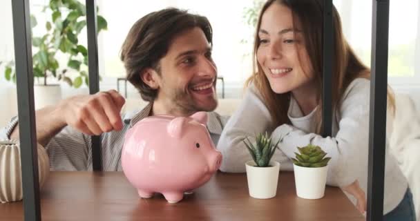Couple économiser de l'argent pour l'avenir - Séquence, vidéo