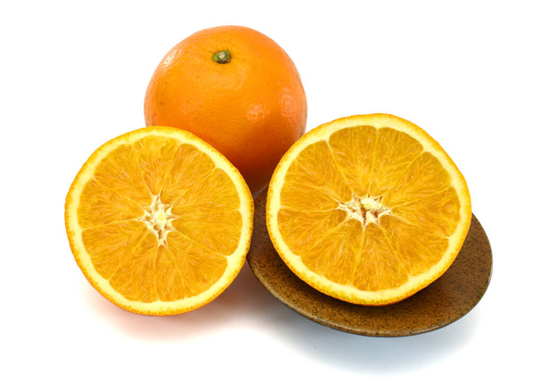 Snijd van sinaasappelfruit geïsoleerd op witte achtergrond - Foto, afbeelding