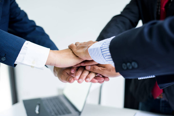 Руки бизнесмена поддерживают командную работу, сообщество коллег по бизнесу. - Фото, изображение