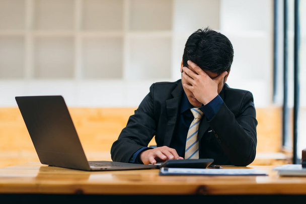 Бізнесмен відчуває сумний страх втомлений розчарований після втрати роботи з офісу
. - Фото, зображення