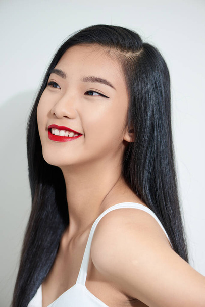 美しい幸せなアジアの女性の肖像画笑顔身に着けている黒シャツ上の白い背景 - 写真・画像