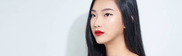 Kaunis nuori aasialainen nainen valkoisella taustalla - Valokuva, kuva