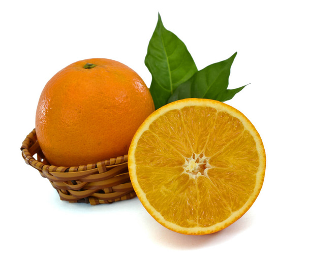 白を基調としたオレンジの新鮮な果実 - 写真・画像