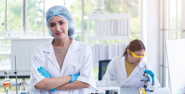 Retrato, mulher asiática cientista química experimentos na sala de laboratório, Teamwork conceito de pesquisa científica
. - Foto, Imagem