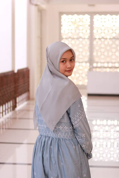 Muoti muotokuva nuori kaunis aasialainen musliminainen yllään hijab - Valokuva, kuva