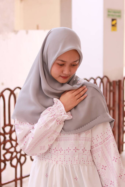 Retrato de moda de joven hermosa mujer musulmana asiática con hijab - Foto, Imagen