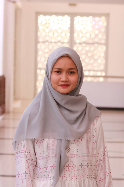 Retrato de moda de joven hermosa mujer musulmana asiática con hijab - Foto, Imagen