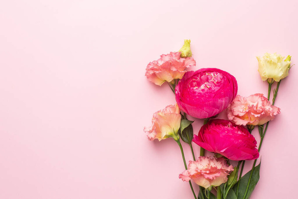 Buquê de flores rosa e branca no fundo pastel com copyspace vista superior - Foto, Imagem