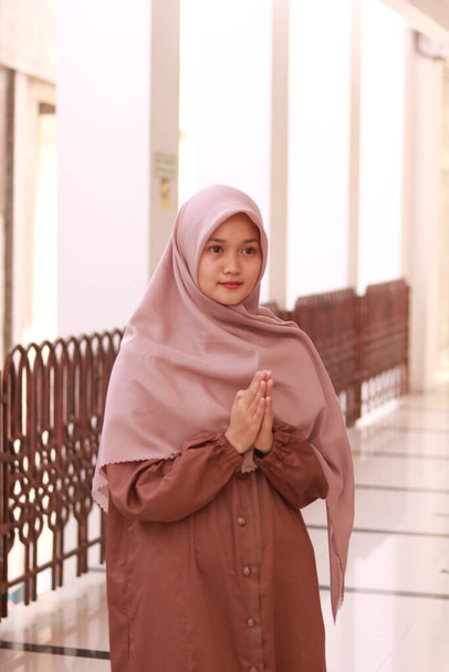 Retrato de moda de jovem bela mulher muçulmana asiática com vestindo hijab - Foto, Imagem