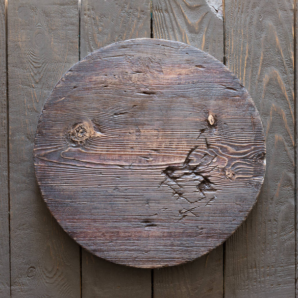 Grunge plaque ronde en bois vide sur une vieille table en bois, fond avec copyspace - Photo, image