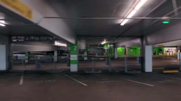 Edificio de estacionamiento vacío durante la cuarentena del brote de Coronavirus Covid-19. 4K  - Imágenes, Vídeo