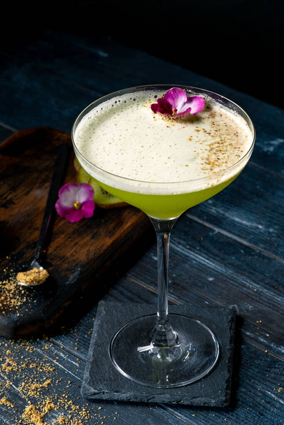 Klasyczny zielony koktajl alkoholowy w szklance z wermutem i ginem na ciemnym drewnianym tle - Zdjęcie, obraz