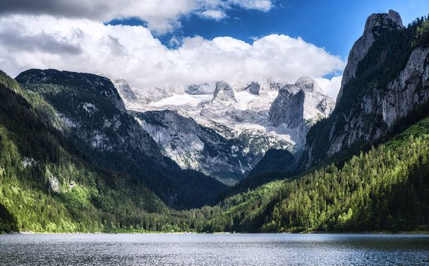 Cima del Dachstein vista dalla cristallina Gosausee in estate, regione di Salzkammergut, Alta Austria, Austria - Foto, immagini