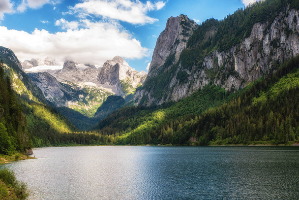 Jezioro Gosau jest małe górskie jezioro, osadzone w pięknej przyrody z widokiem na Góry Dachstein. - Zdjęcie, obraz