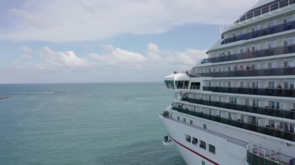 4K drone schot van mooie cruiseschip zeilen naar Bahama 's van de haven van Miami - Video