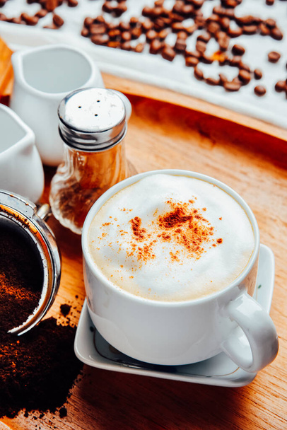 Hot cappuccino a skleněná kolekce s kávovými zrny na dřevěném stole, Nápojové menu. obrázek kavárny - Fotografie, Obrázek