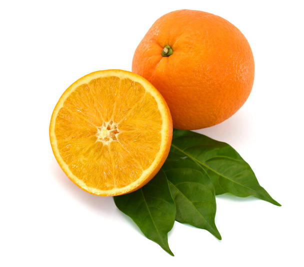frische Orangenfrüchte isoliert auf weißem Hintergrund - Foto, Bild