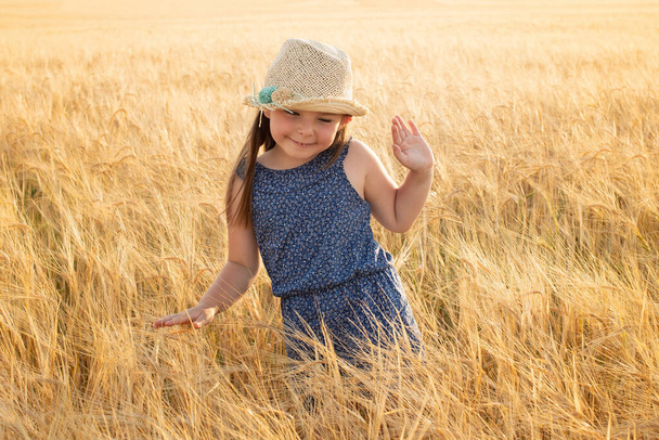  Ritratto emotivo di una bambina in un campo di grano. - Foto, immagini