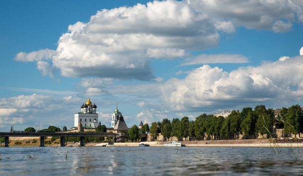 Ποταμός Βελικάγια. Άποψη της εκκλησίας του Pskov. Ρωσία.  - Φωτογραφία, εικόνα