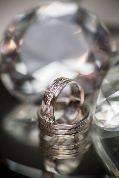Обручки на діаманті
 - Фото, зображення