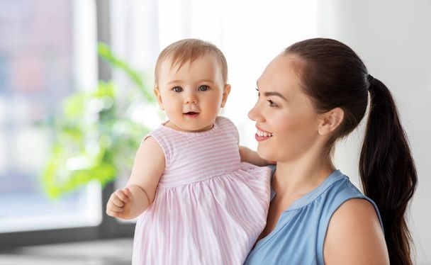 happy mother with little baby daughter at home - Foto, Bild