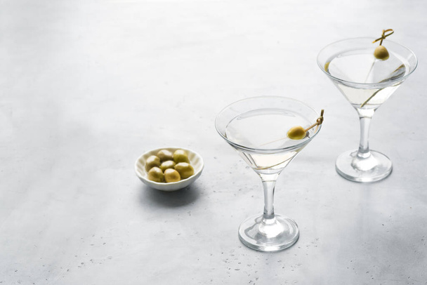Classic Dry Martini with olives on light background, copy space. Martini vermouth cocktail. - Fotoğraf, Görsel