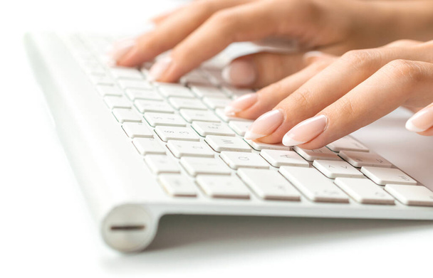 Laptop-Hände. Frau mit Laptop. Weibliche Online-Arbeit ist weiblich. Handtippen auf der Tastatur des Desktop-Bürocomputers. Home Office. Business, Karrierekonzept - Foto, Bild