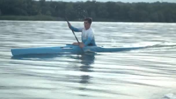 Junger Mann paddelt mit Kajak - Filmmaterial, Video