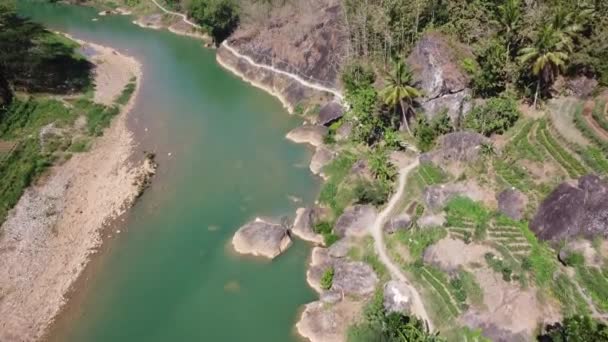 Εναέρια πλάνα από τον ποταμό Όγιο στο Imogiri Bantul. Όμορφη θέα με καθαρό ποτάμι - Πλάνα, βίντεο