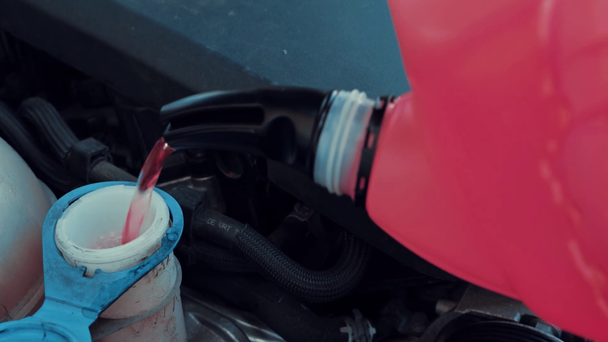 моторна олія, що тече з каністри в двигун автомобіля
 - Кадри, відео