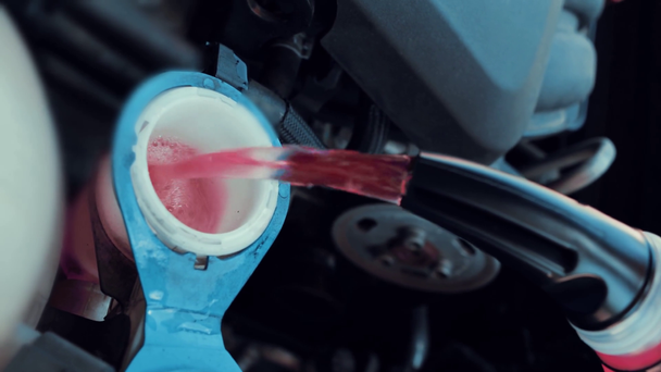 aceite de motor que fluye desde el recipiente en el motor del coche
 - Imágenes, Vídeo
