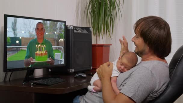 Il padre si congratula con un uomo per il suo compleanno usando una videochiamata. Quarantena domiciliare, distanza sociale, auto isolamento. - Filmati, video