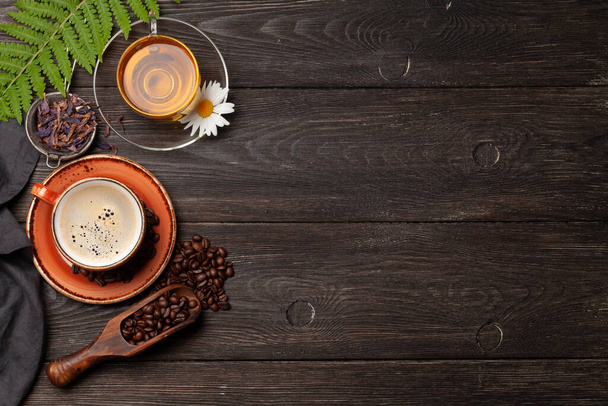 Tisana e caffè espresso sul tavolo in legno. Vista dall'alto con spazio di copia. Posa piatta - Foto, immagini