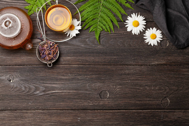 Çaydanlıkta bitki çayı ve tahta masada fincan. Kopyalama alanı olan üst görünüm. Düz yatıyordu - Fotoğraf, Görsel