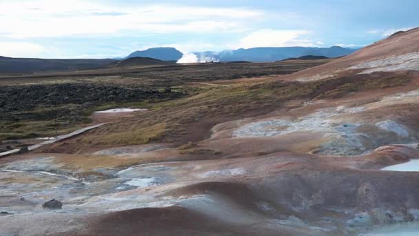 IJsland. Aarde, vulkanische activiteit, Geothermisch gebied, fumarolen vulkanische kokende modderpotten. - Video