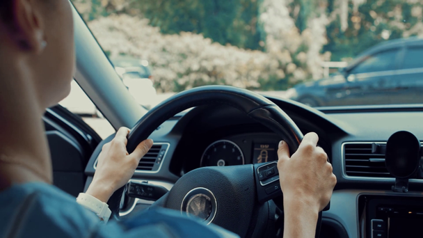 podrážděný žena křičí, gesta a troubení v autě v blízkosti silnice s dopravou - Záběry, video