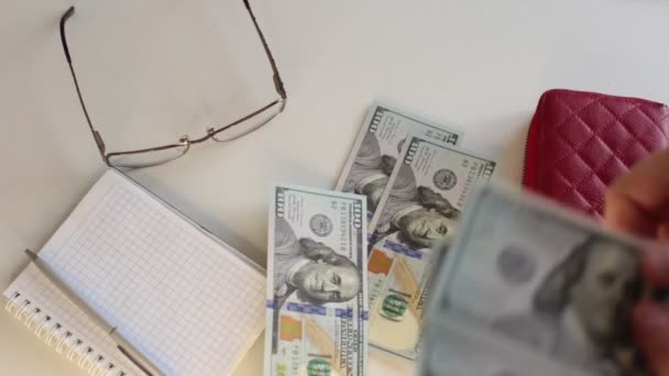 viel Bargeld in 100-Dollar-Scheinen, Zählen von Geld auf weißem Hintergrund - Filmmaterial, Video