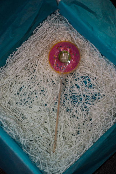 ロリポップドーナツにグレーの背景にスプリンクル - 写真・画像