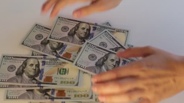 mucho dinero en efectivo en billetes de 100 dólares, contando el dinero en un fondo blanco
 - Imágenes, Vídeo
