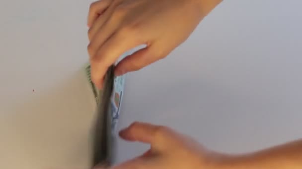 viel Bargeld in 100-Dollar-Scheinen, Zählen von Geld auf weißem Hintergrund - Filmmaterial, Video